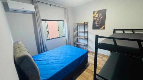 a bedroom with a blue bed and a bunk bed gmaxwell gmaxwell gmaxwell gmaxwell at Rancho Paradise Aruanã GO in Aruanã