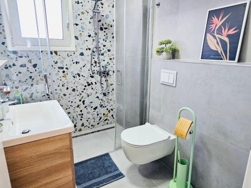 un bagno con doccia, WC e lavandino di Hills View a Divjakë