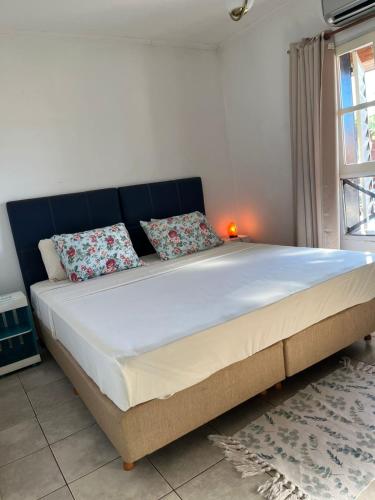 a bedroom with a large bed with a blue headboard at Cunumí in Puerto Iguazú