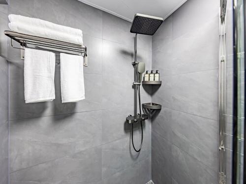 a bathroom with a shower with towels on the wall at Annie Apartment 3204 River View -only 120 meters from Metro Line 2 Exit of Chuanxinggulou in Kunming