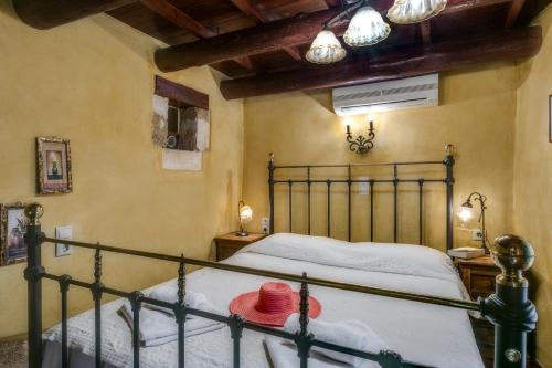Un dormitorio con una cama con estructura de metal. en Ifigenia Rooms, en La Canea