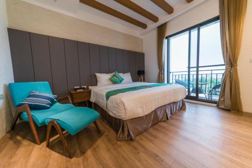 a bedroom with a bed and a large window at THE ONE-Liuqiu in Xiaoliuqiu