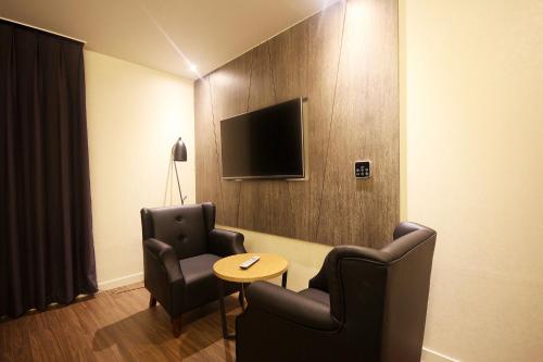 TV a/nebo společenská místnost v ubytování MU Hotel
