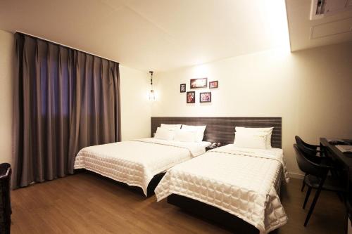 Postel nebo postele na pokoji v ubytování MU Hotel