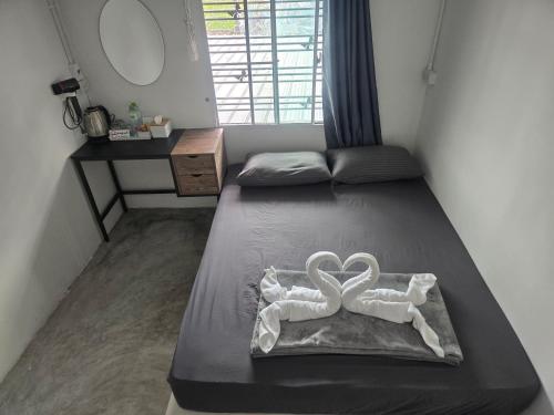 ein Schlafzimmer mit zwei weißen Schwänen auf einem Bett in der Unterkunft Phangan backpacker in Haad Rin