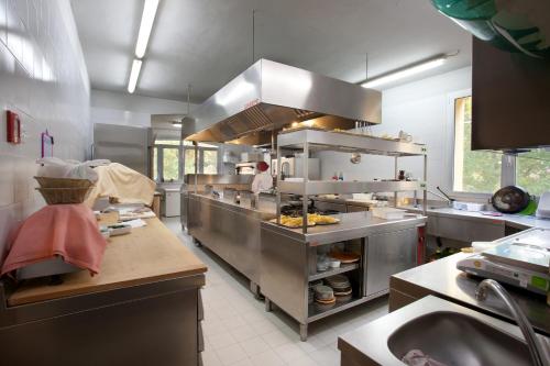Η κουζίνα ή μικρή κουζίνα στο La Quercia Hotel con Ristorante