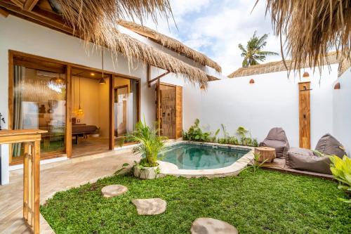 a pool in the backyard of a villa at Teman Private villa with pool in Gili Islands