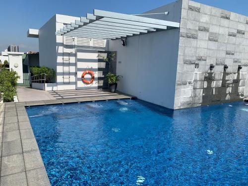 Sky Terrace w 2 rooms, kitchen, alfresco mini garden terrace pool near MRT