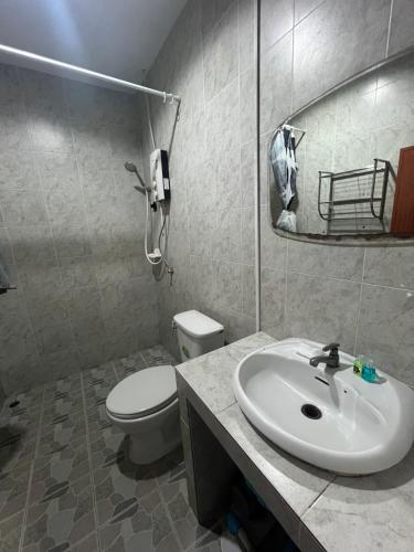 a bathroom with a sink and a toilet and a mirror at คลิ๊กรีสอร์ท (Click Resort) in Ban Ko Yai Chim (1)