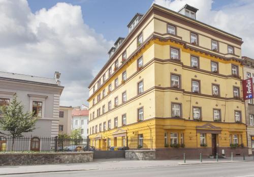 プラハにあるエニーデイ アパートメンツの通路脇の黄色い建物