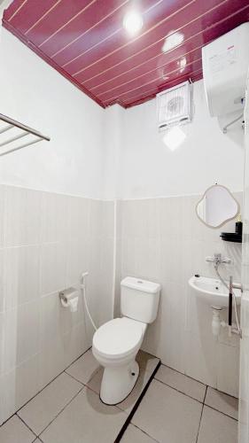 a bathroom with a toilet and a sink at Mars Homestay Ubud in Ubud