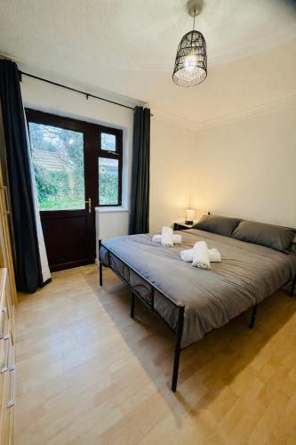 a bedroom with a bed with two towels on it at Stylish 3BR Cambridge Bungalow, Near Science Park in Cambridge