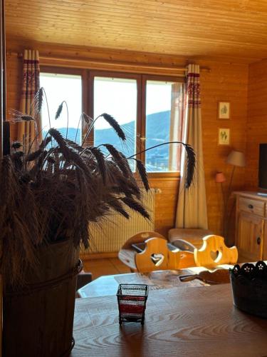una stanza con una stanza con un letto e finestre di La Moraine a Villard-de-Lans