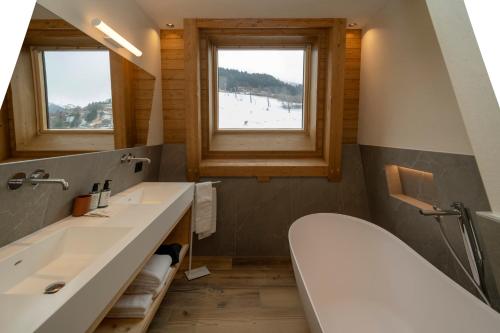 Peisaj natural din apropierea acestui hotel