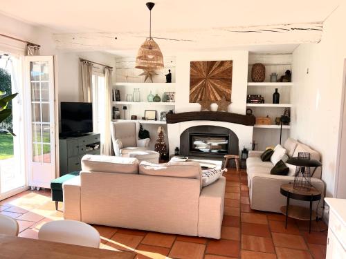 a living room with two couches and a fireplace at Maison OHANZIA Villefranque in Villefranque