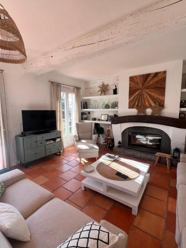 a living room with a couch and a fireplace at Maison OHANZIA Villefranque in Villefranque