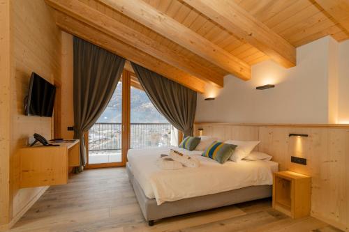 Un pat sau paturi într-o cameră la Funivia Bormio Active Hotel - Adults Only