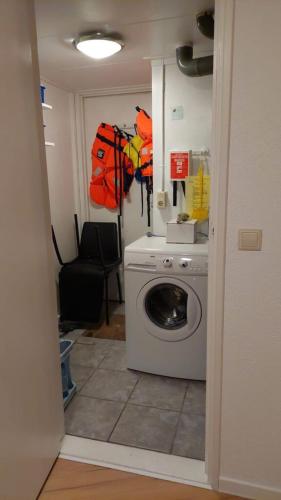 a laundry room with a washing machine and a washer at Ferienwohnung Nordholland in Nieuwe-Niedorp