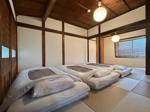 a room with three beds in a room with at Japanese Modern Inn Kamakura Rakuan Hanare---3min walk from Hase Station in Kamakura