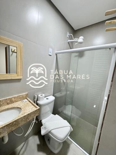 a bathroom with a toilet and a sink and a shower at Pousada Tábua das Marés in Japaratinga