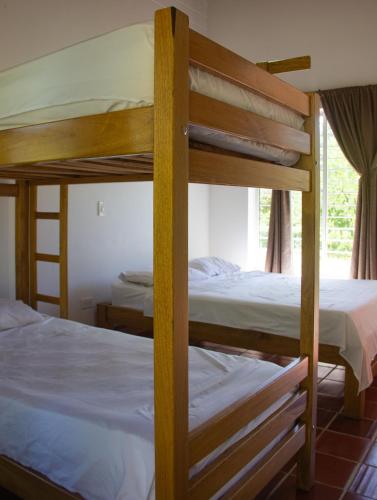 a couple of bunk beds in a room at Villa Celia Casa Campo in Pueblo Bello