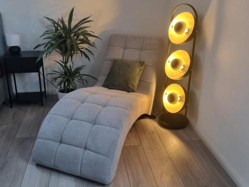 a living room with a couch and two lights at Wellnesshaus Dorfblick mit Outdoor-Jacuzzi und Infrarotkabine in Dreis-Brück