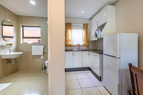 Кухня или кухненски бокс в Botleng Guest House