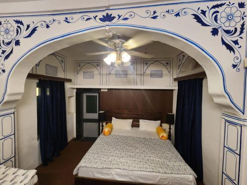 a bedroom with a bed with an archway at The moon Guest House in Jodhpur