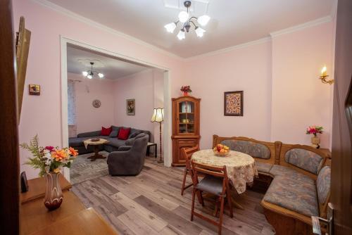 Alex's Charming Apartment by NDK