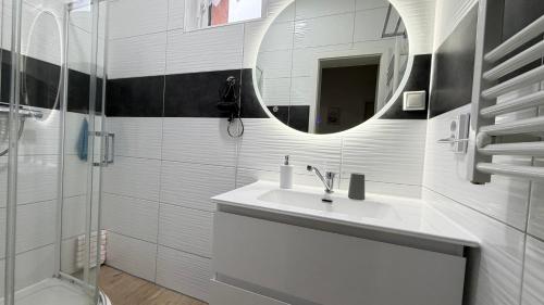a bathroom with a sink and a mirror at Kim Ferienwohnung B in Sömmerda