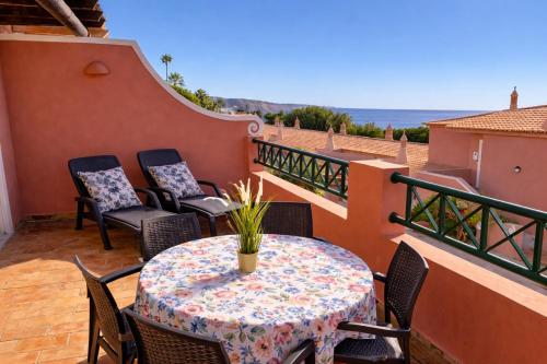 Casa Da Luz 86 - 2 bedrooms & seaview Town house , salt water pool , wifi