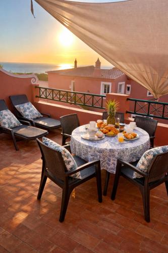 Casa Da Luz 86 - 2 bedrooms & seaview Town house , salt water pool , wifi