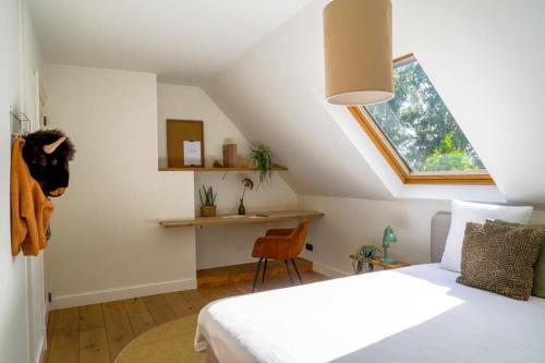 ein Schlafzimmer mit Bett, Fenster und Schreibtisch in der Unterkunft Weynhoven in Brecht