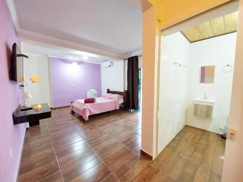 a room with a bedroom with a pink bed in it at Conexão natureza in Socorro