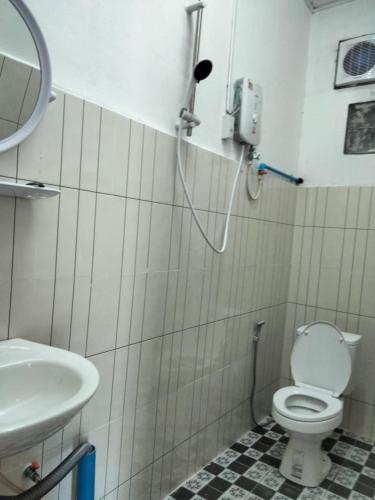 a bathroom with a toilet and a sink at Khamfong Guesthouse in Pakbeng