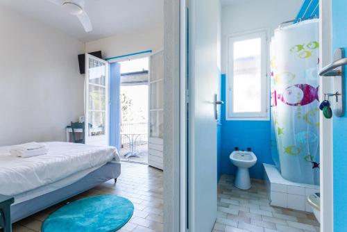 アルジェレス・シュル・メールにあるHotel Oasisのベッドルーム1室(ベッド1台、バスタブ、トイレ付)