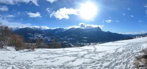 Nid d'aigle, vue panoramique dégagée et jardin, de plein pied, face au Sud et aux montagnes
