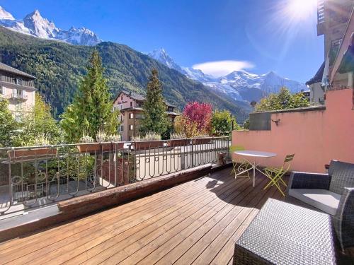 Chamonix Hyper centre . terrasse vue mont blanc . parking