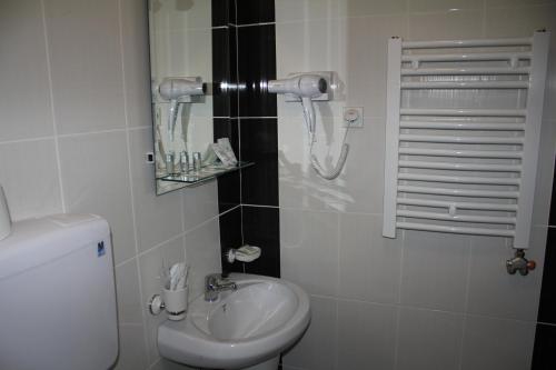 Phòng tắm tại Hotel Feniks Požarevac