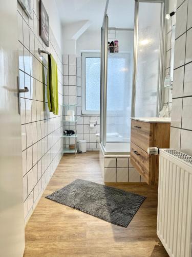 a bathroom with a shower and a toilet and a sink at VAJAGIC 1 - Apartment 4 Pers, 60 qm, EG, Messe, Uni Klinik in Essen