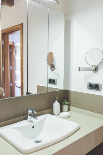 a bathroom with a sink and a mirror at La 68 in Santa Brígida