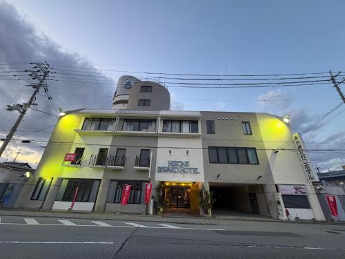 a building on the corner of a street at 彦根びわこホテル無料駐車場ありペット同伴可自転車麻雀卓BBQ貸出可駅まで送迎可Free parking available Pets allowed Bicycles Mahjong table BbQ rental available Shuttle service to station available可免费停车提供麻将机自行车 in Hikone