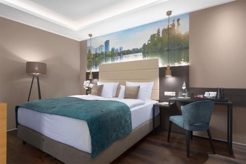 a bedroom with a bed and a desk and a chair at Mercure Frankfurt Offenbach in Offenbach