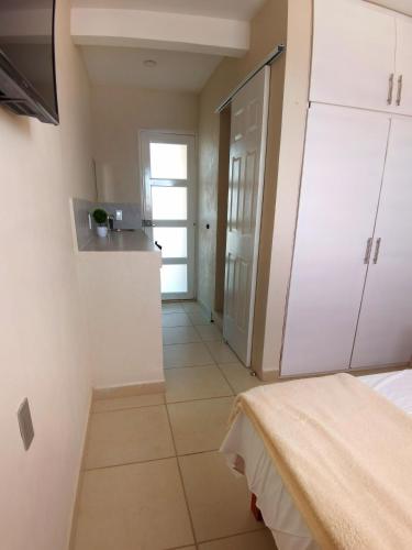 a room with a kitchen and a bed in a room at Villa platino in Pachuca de Soto