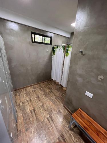 a room with a wall and a bench and a window at Aires Del Delta in Tigre