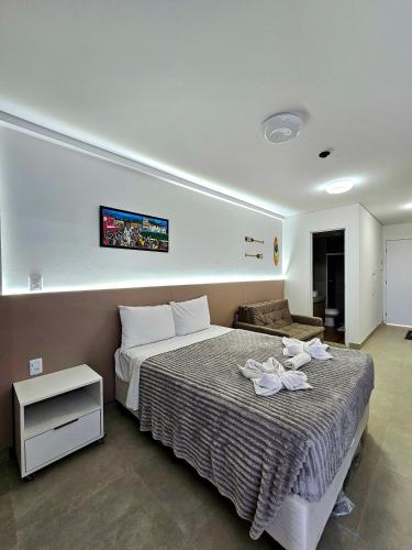 a bedroom with a bed with towels on it at Luxuoso e sofisticado Beach Class Verano by HM in Ipojuca