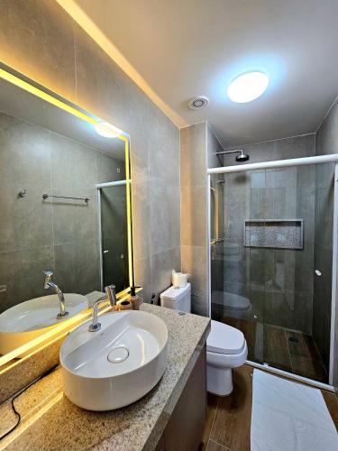 a bathroom with a sink and a toilet and a shower at Luxuoso e sofisticado Beach Class Verano by HM in Ipojuca