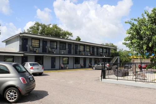 a building with cars parked in a parking lot at Dunedin Cove Motel in Dunedin