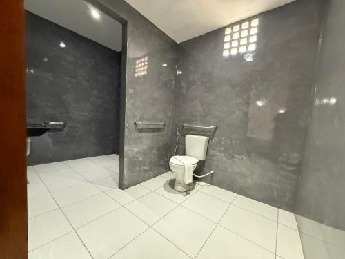 a bathroom with a toilet in a stall at Hotel Pousada 360 in Paracuru