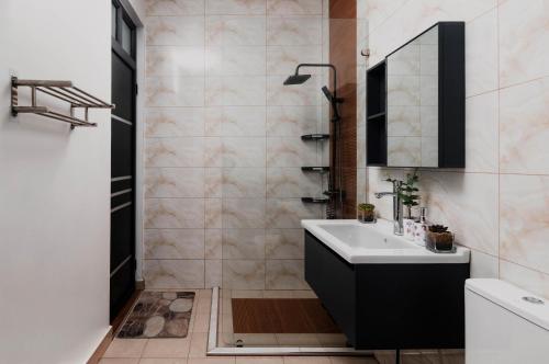a bathroom with a sink and a mirror at Villa Clif-Beau in Albion
